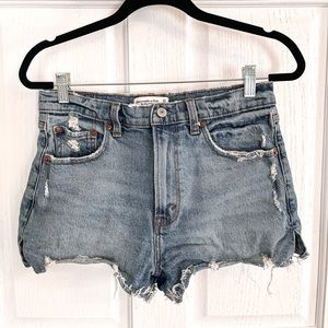 ABERCROMBIE & FITCH Highrise Mom Short size 4